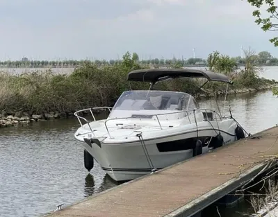 motorboot afgemeerd aan houten steiger