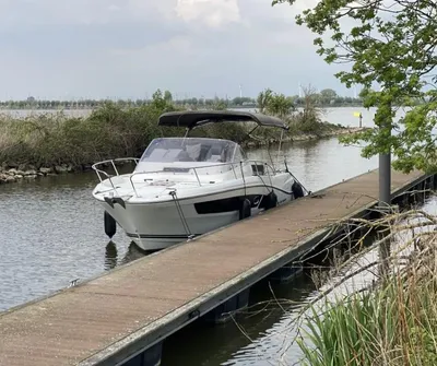 motorboot aangemeerd bij houten steiger