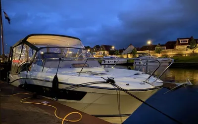 motorboot afgemeerd in jachthaven bij avond