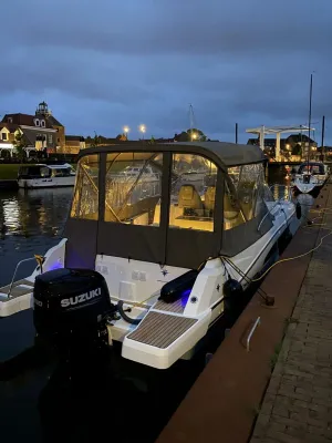 boot aangemeerd in een jachthaven bij avond