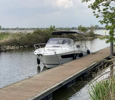motorboot afgemeerd bij steiger
