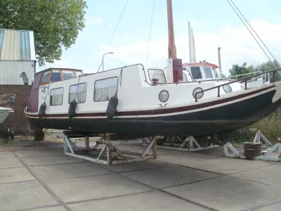 witte aak op de kant in werf