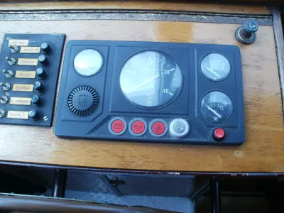 bedieningspaneel met meters op houten paneel