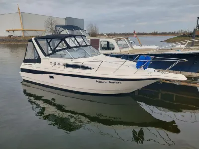 wit motorjacht aangemeerd in jachthaven