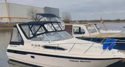 motorboot afgemeerd in een jachthaven