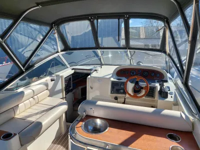 boordcockpit met stuur en zitplaatsen