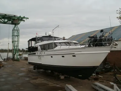 motorjacht op werf in winterstalling