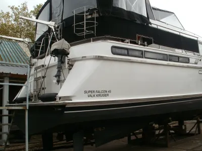 achterzijde van boot in winterstalling