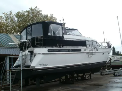 motorjacht in winterstalling