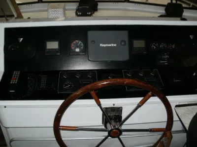 stuurstand met houten roer en instrumenten
