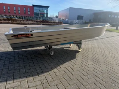 aluminium boot op rolwagen op bestrating