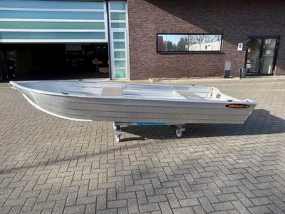 aluminium boot op parkeerplaats