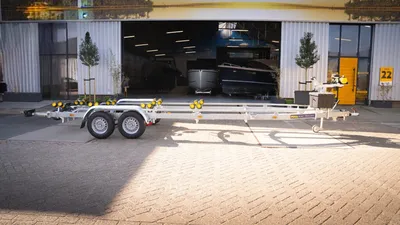 boottrailer voor deur van loods