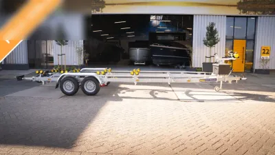boottrailer voor deur van loods