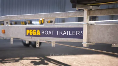 close-up zijkant boottrailer met sticker