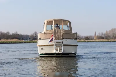 achteraanzicht van motorjacht op rivier