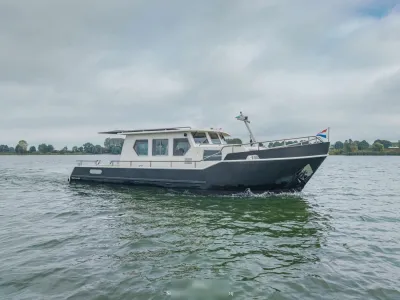 kruiser op water bij bewolkte hemel