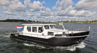 motorjacht op water bij bewolkte lucht