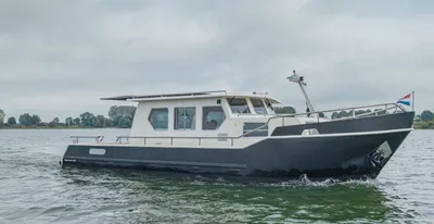 kruiser op water bij bewolkte hemel