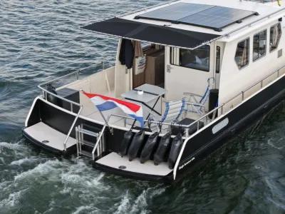achterdek van een motorjacht op het water