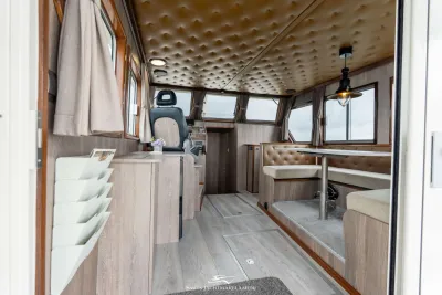 interieur salon met zitbank en stuurstand