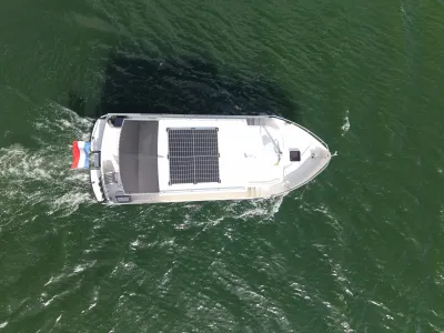 Bovenaanzicht van een jacht op groen water