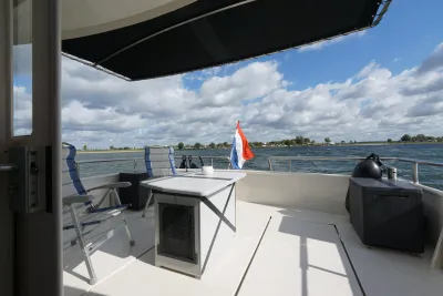 buitendek met stoelen en tafel op kruiser