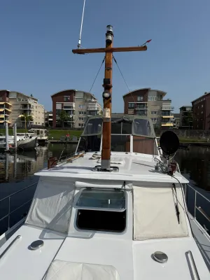 Dek en stuurhut van motorjacht in haven