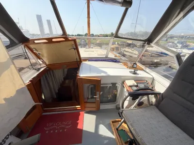 stuurstand en toegang tot kajuit met havenzicht