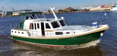 motorjacht in het water met groene romp