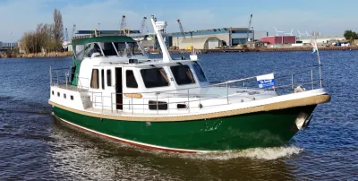 groene en witte motorvlet op het water