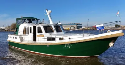 groene motorvlet in het water bij een haven