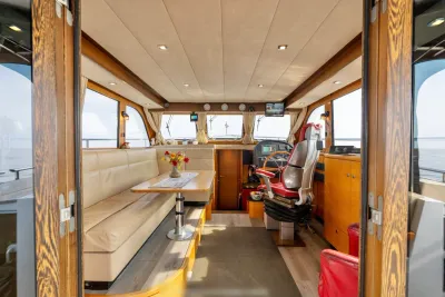 interieur van motorjacht met stuurstoel