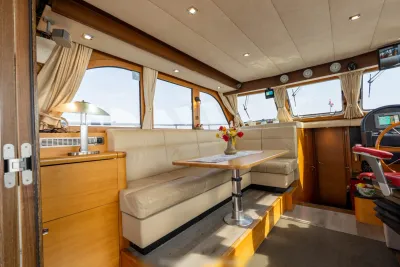 interieur salon met zithoek en tafel