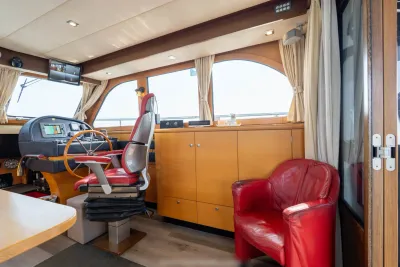 stuurhut interieur met stoelen en ramen