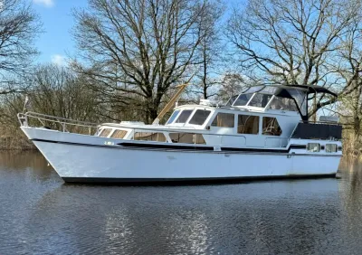 motorjacht op stil water met bomen
