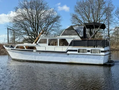 motorjacht op rustig water met bomen