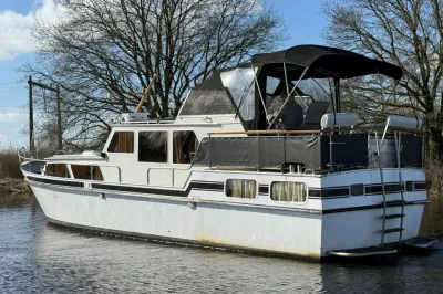 motorjacht liggend op rustige waterweg