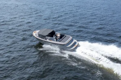 tender varend op open water