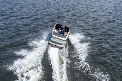 motorboot op open water, luchtfoto