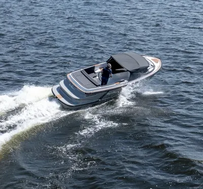 motorboot op open water met wake