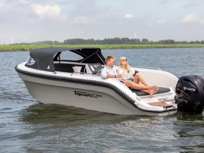 open tender op het water met twee personen