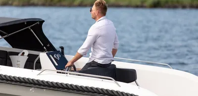 Man bestuurt tenderboot op open water