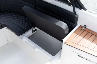 zitbank met open opbergruimte op boot