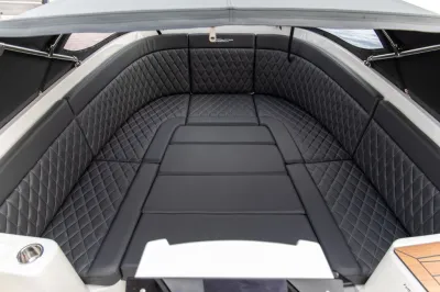 boegzitplaats met gestikte zwarte kussens