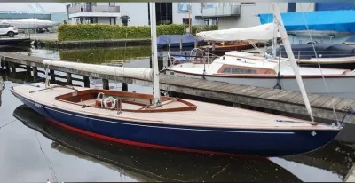 zeiljacht aangemeerd bij houten steiger