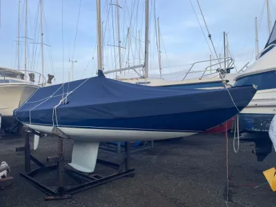 zeiljacht op bokken met blauw dekzeil