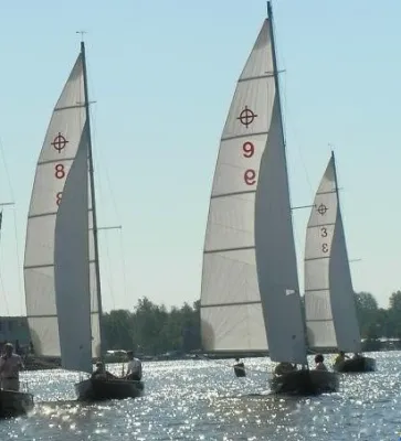 zeilboten op water bij zonnig weer