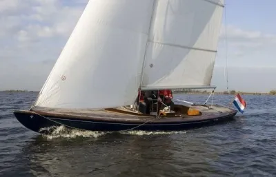 zeiljacht op open water met witte zeilen