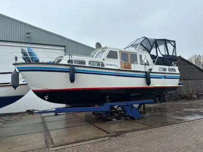 motorjacht op helling bij jachthaven